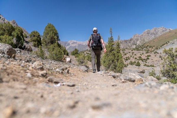 Comment se préparer pour une randonnée dans les montagnes du Caucase en Géorgie ?