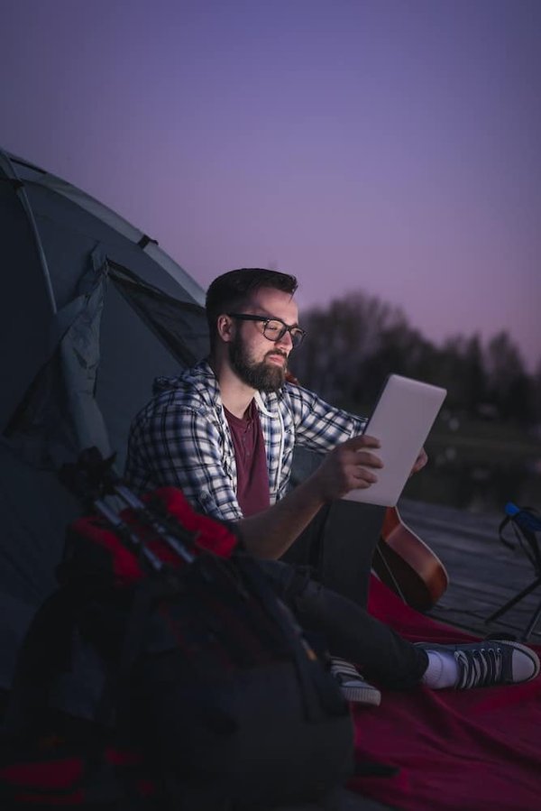 Astuces pour cuisiner des repas végétaliens délicieux en camping pour les débutants.